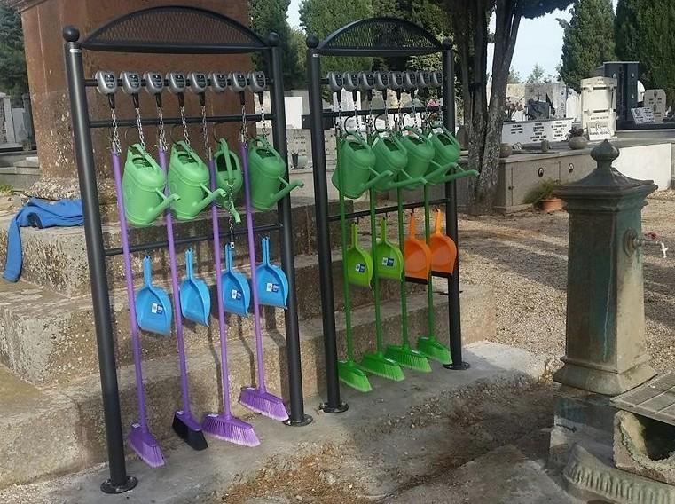 Cimitero, innaffiatoi in prestito con un euro 