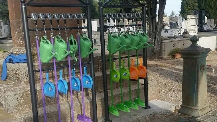 Cimitero, innaffiatoi in prestito con un euro