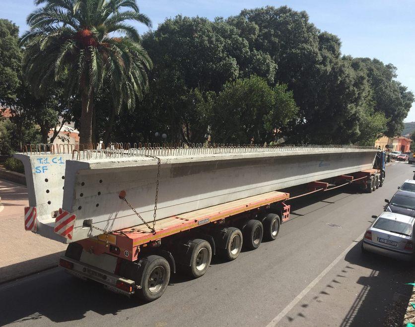 Sassari, rotatorie tagliate in due per far passare i Tir che trasportano travi giganti