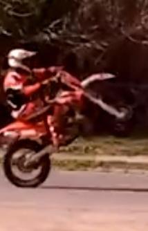 Impennano tra strade e dune: esposto contro i crossisti 