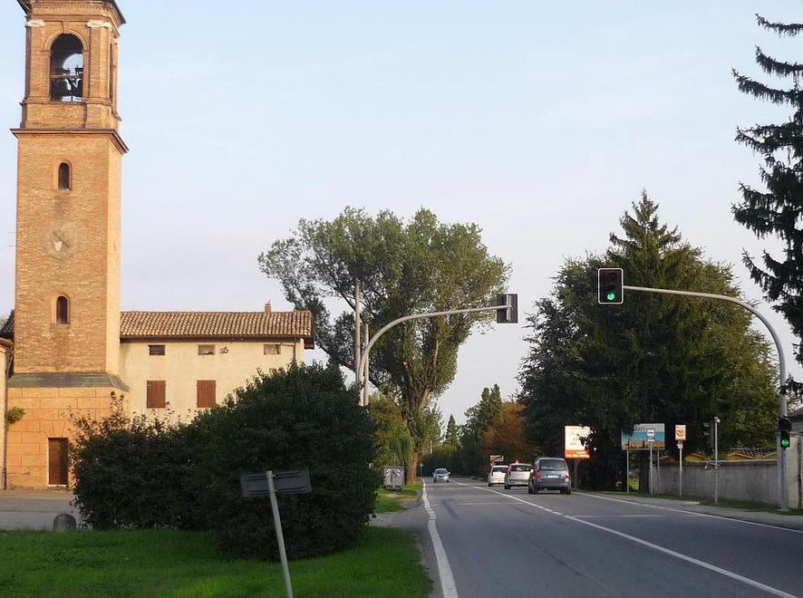 La famiglia è seduta sul divano e si trova davanti due ladri