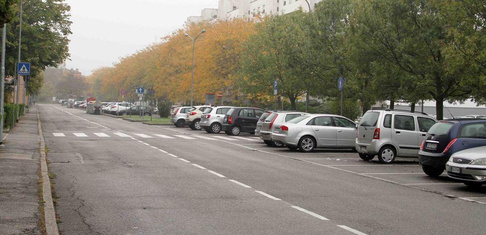 Il ladro apre lo sportello e scappa con borsa e bracciale d’oro