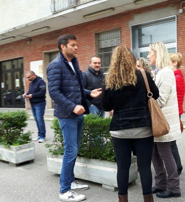 Demolire la scuola e costruire il parco In 200 dicono sì 