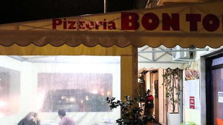 Minaccia ristoratore col coltello e ordina: «Una pizza e una birra»