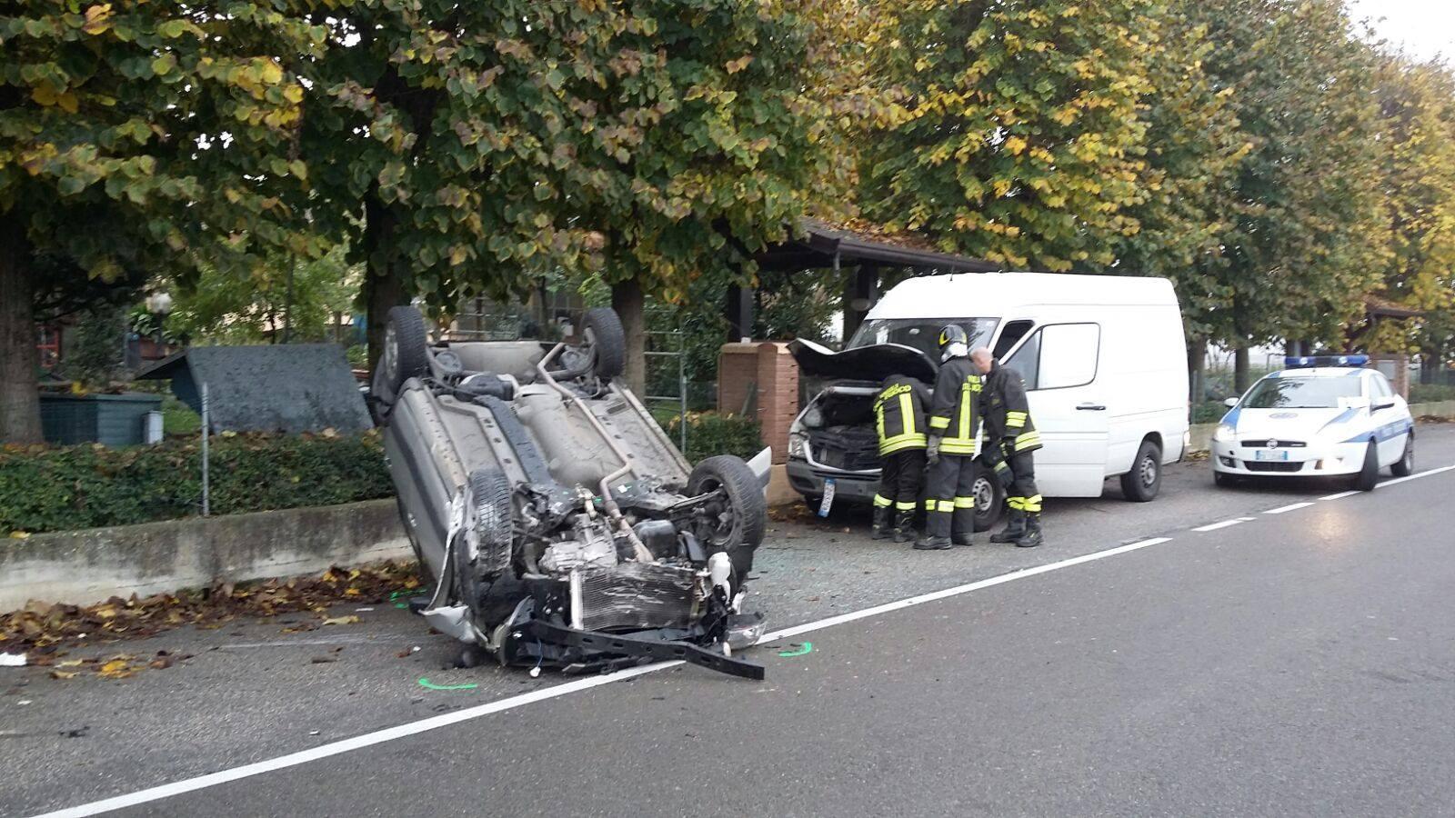 Rio Saliceto, finisce fuori strada e l'auto si capovolge 