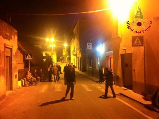Gente in strada in Valdelsa dopo la forte scossa