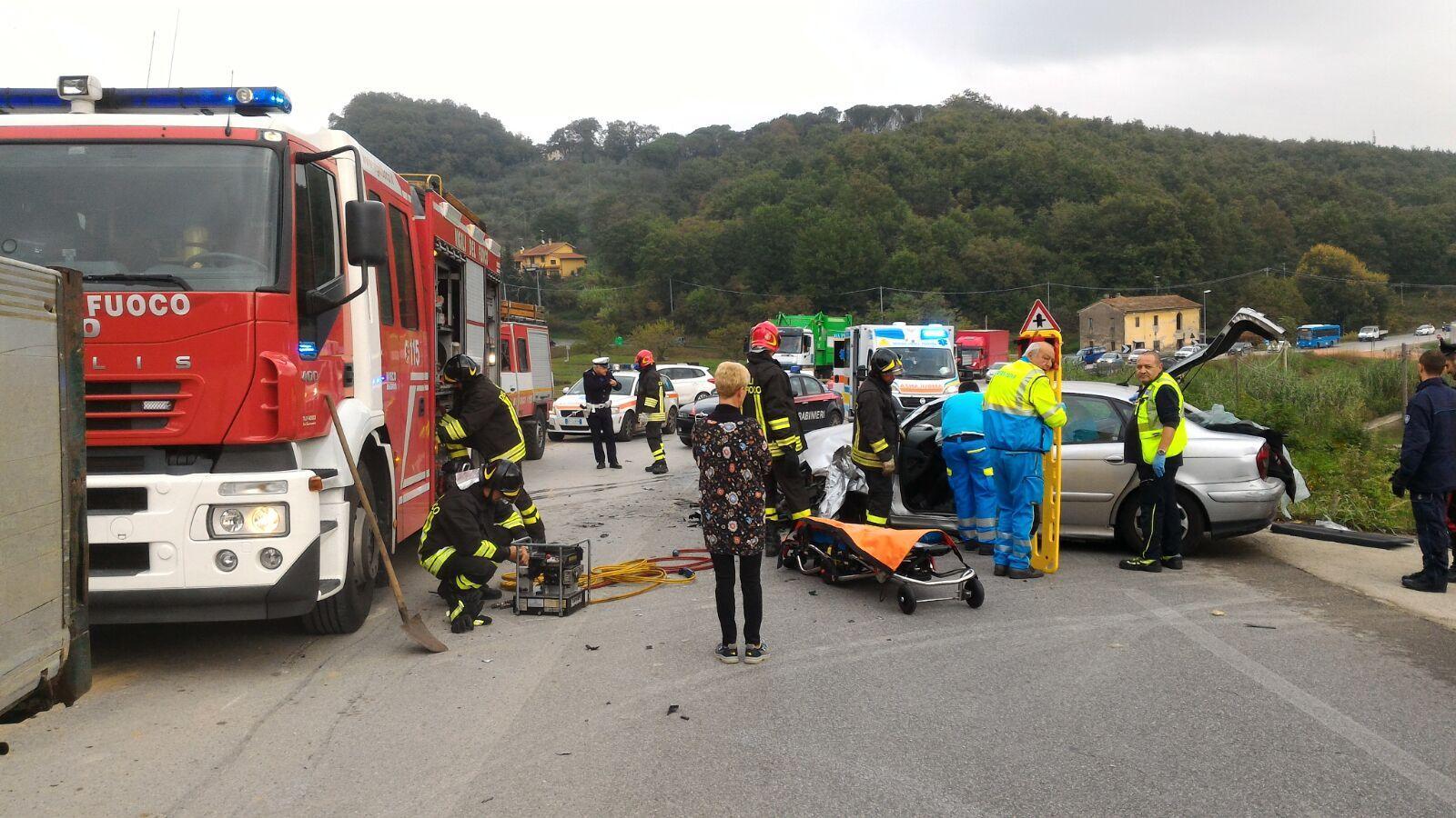 I soccorsi all'automobilsita ferito