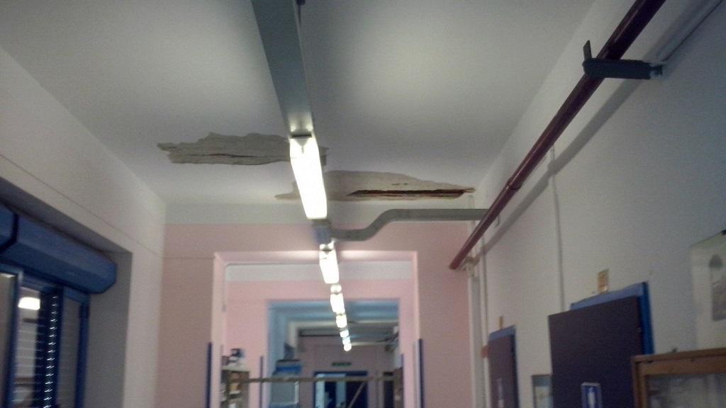 Il soffitto crollato nella scuola di Porto Torres