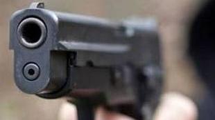 Pistola alla mano, cercano di rapinare un commerciante
