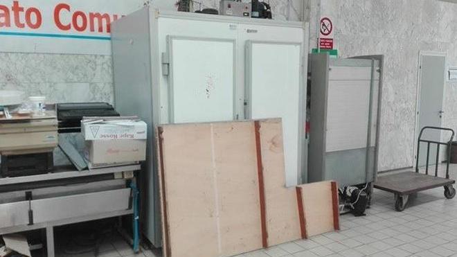 Scatole e mobili abbandonati al mercato