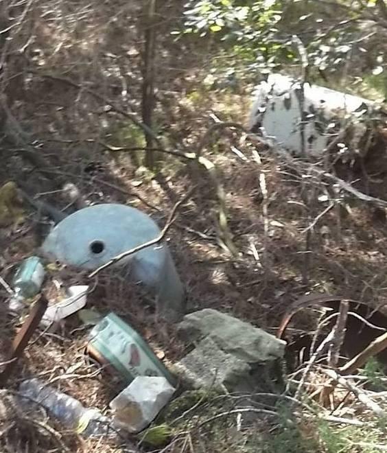 Rifiuti, scarti elettrodomestici lungo i sentieri dell’isola