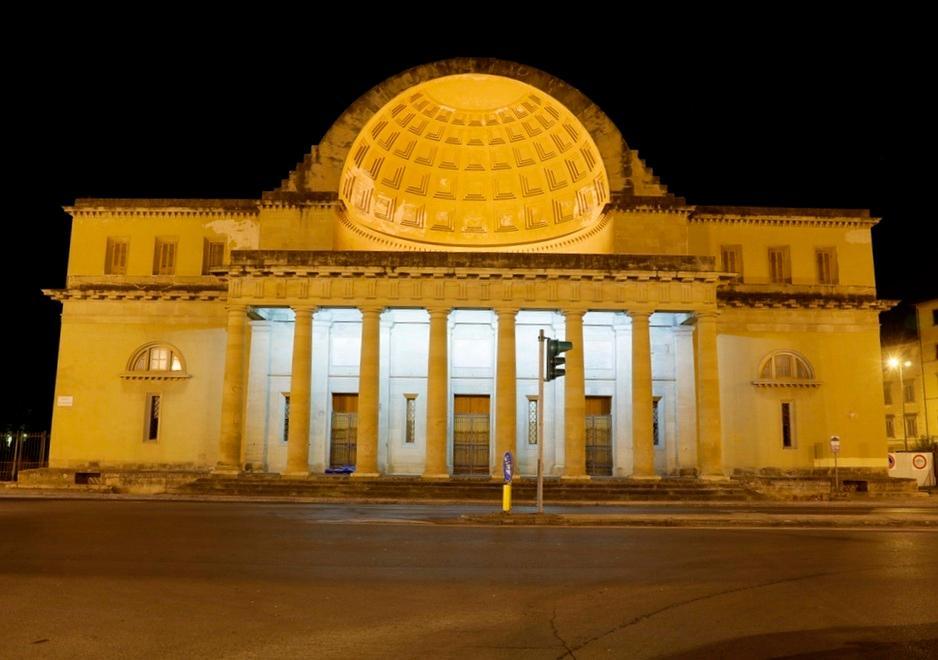 Col Tirreno c'è Livorno di notte, la città da scoprire in 24 foto 