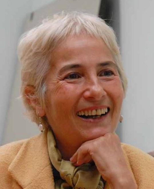 Parolacce per curare i tumori: denunciata la “santona” Mereu