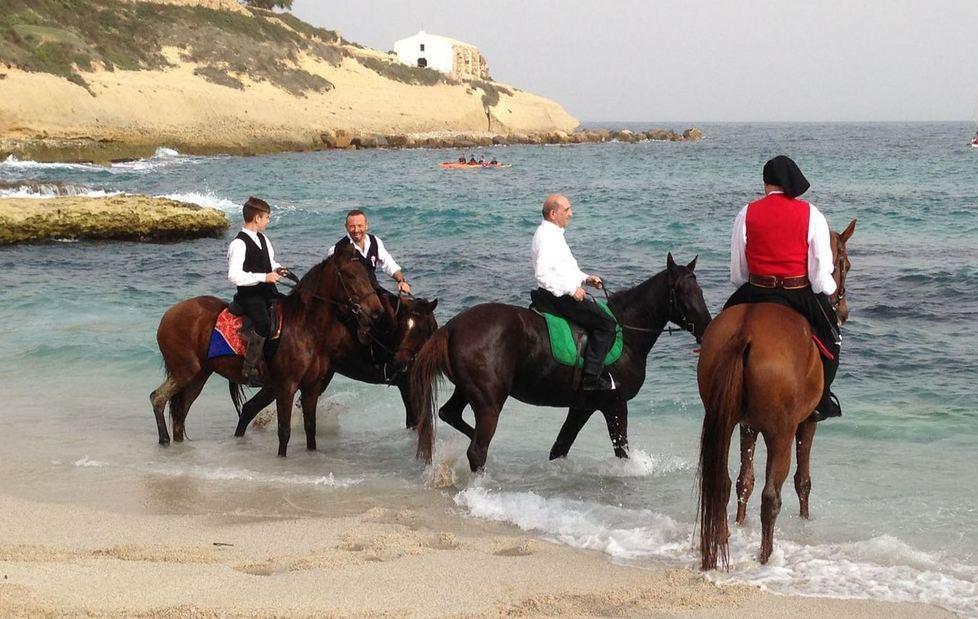 Agricoltori e cavalieri in festa per San Gavino 