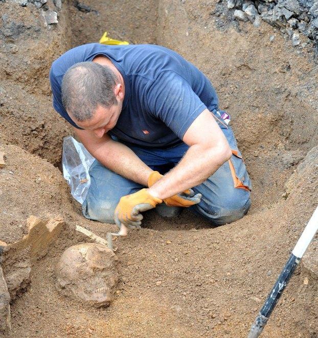 Si scava in via D’Annunzio ed emerge una necropoli 