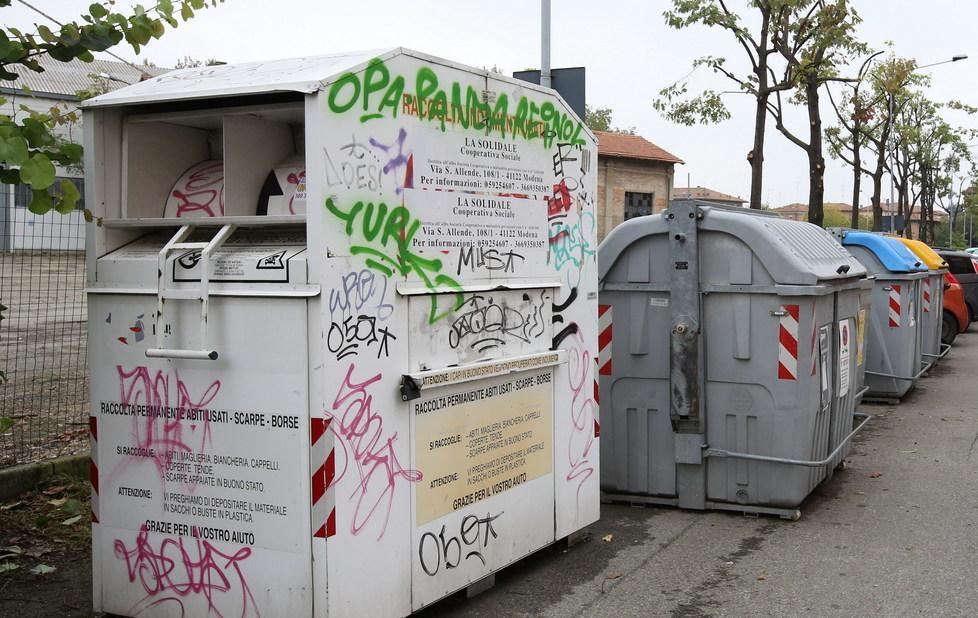 Rubavano abiti usati dai cassonetti 