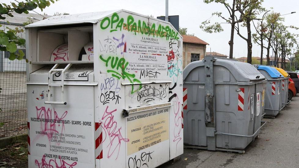 Rubavano abiti usati dai cassonetti