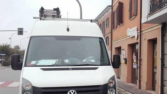 Apre la portiera e ferisce ciclista
