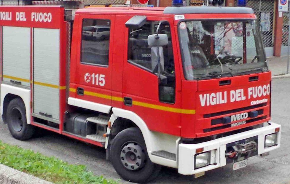 Anziana cade su una pensilina salvata dai vigili del fuoco