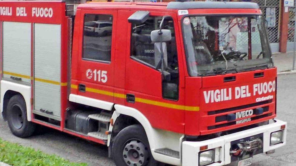 Anziana cade su una pensilina salvata dai vigili del fuoco