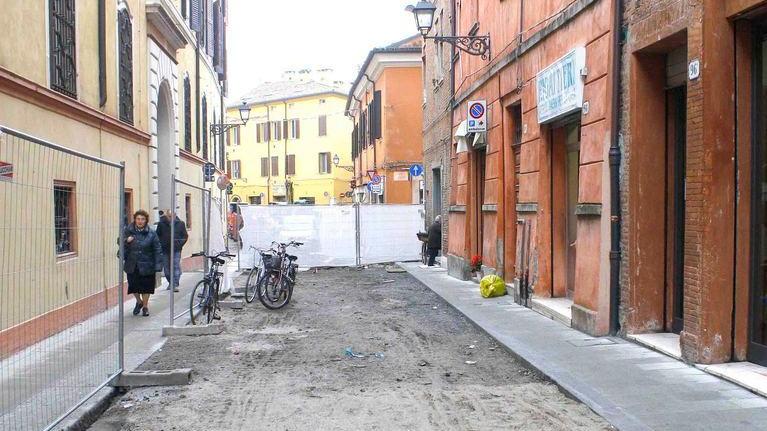 «Questi lavori alla strada ci stanno rovinando»