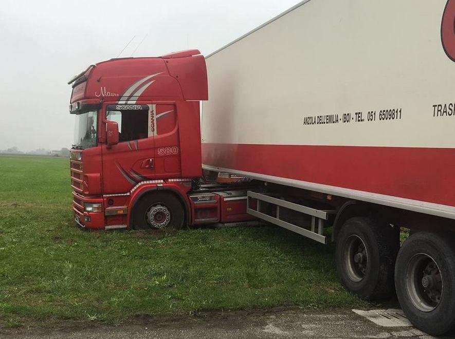 Camion finisce fuori strada Traffico bloccato per ore 