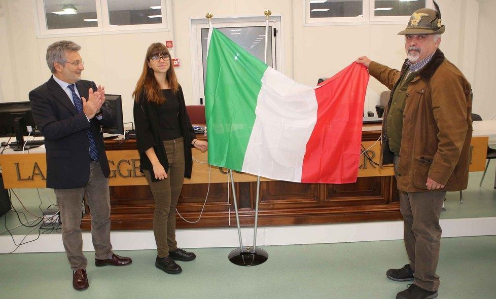 Sventola il Tricolore degli alpini