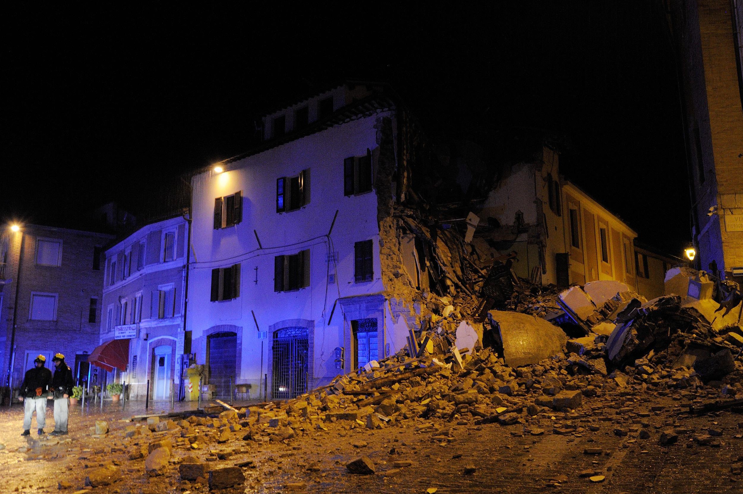 Un edificio crollato a Camerino, nelle Marche, per il terremoto