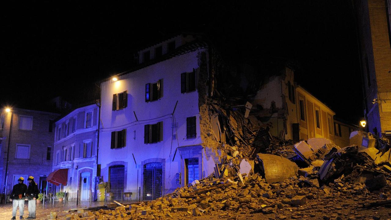 Un edificio crollato a Camerino, nelle Marche, per il terremoto