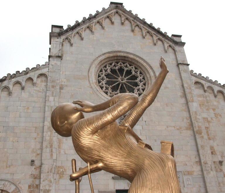 "Woman aflame" di Salvador Dalì in piazza Duomo a Pietrasanta