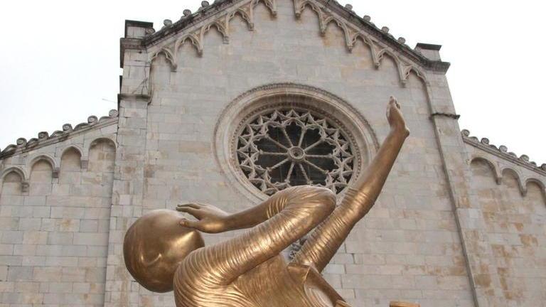 "Woman aflame" di Salvador Dalì in piazza Duomo a Pietrasanta