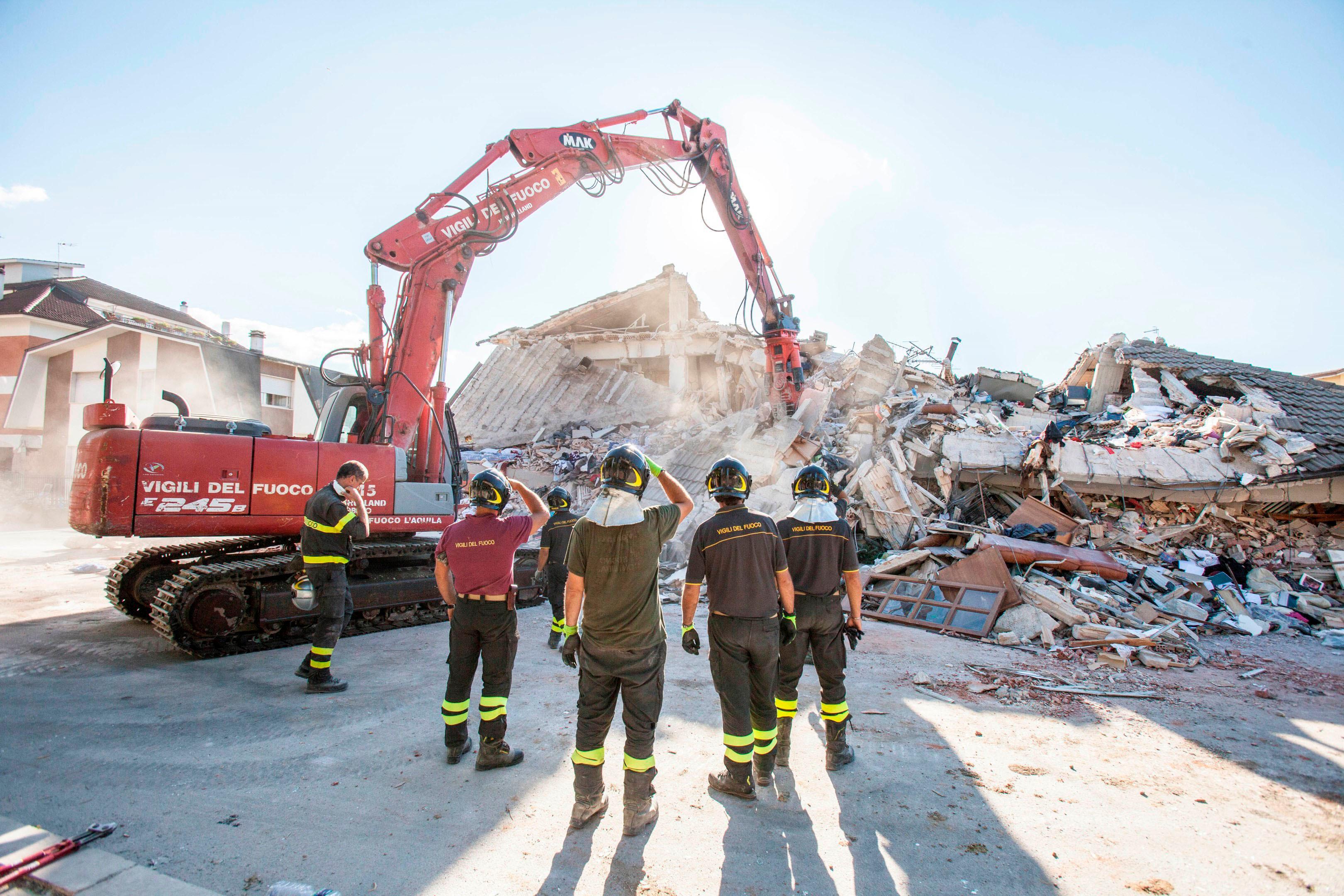 I Vigili del fuoco ad Amatrice, dopo il terremoto del 24 agosto