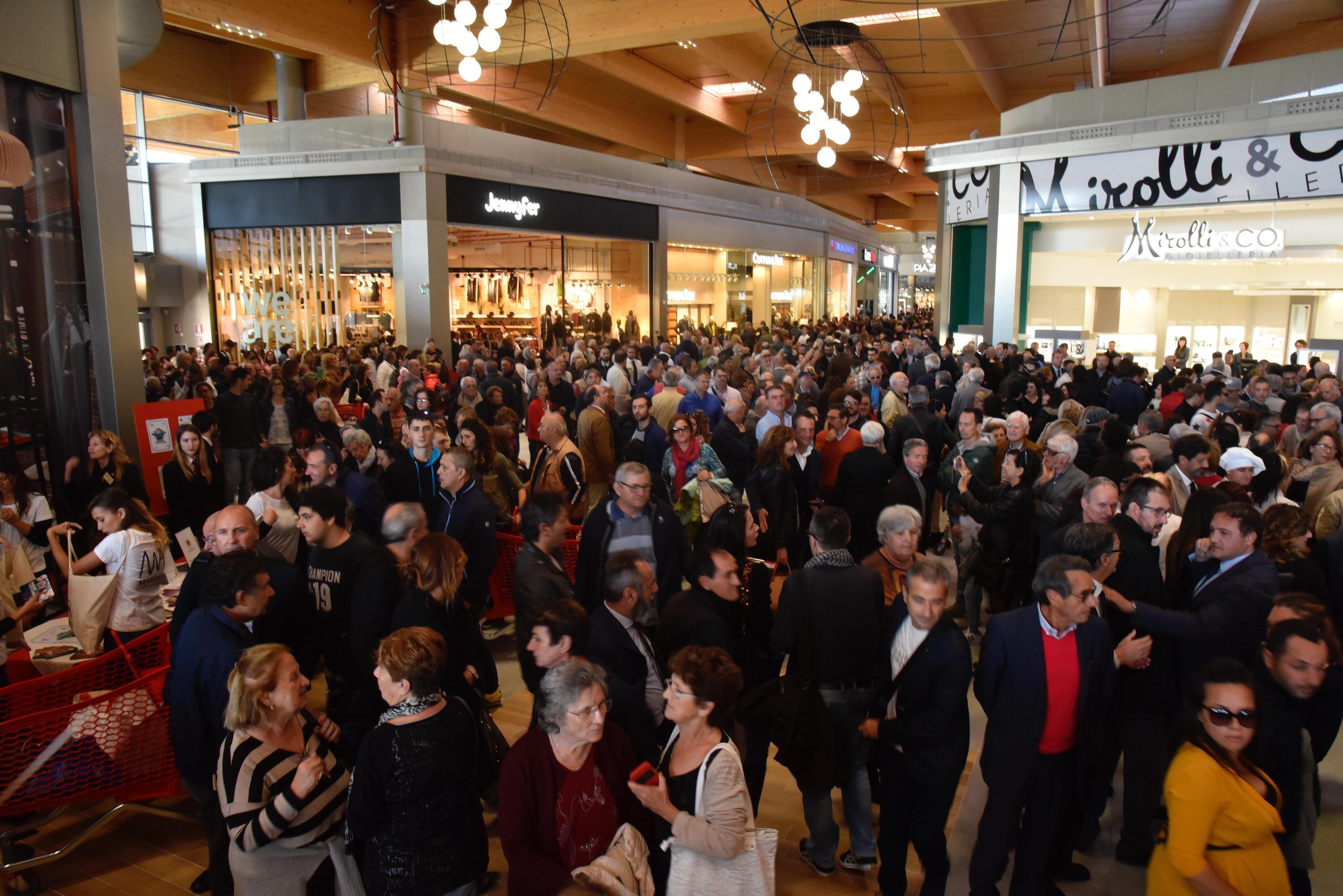 La folla all'inaugurazioen del Maremà (foto Bf)