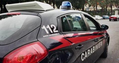 Minacciato e picchiato sotto casa per rapinarlo del Rolex 