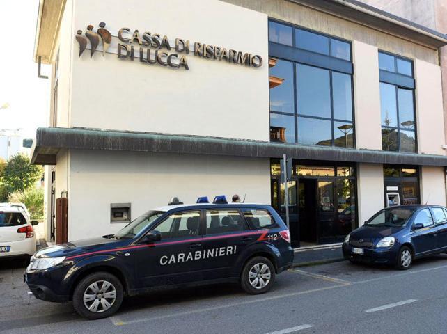 La filiale della Cassa di risparmio di Lucca dopo il colpo (foto Sernacchioli)