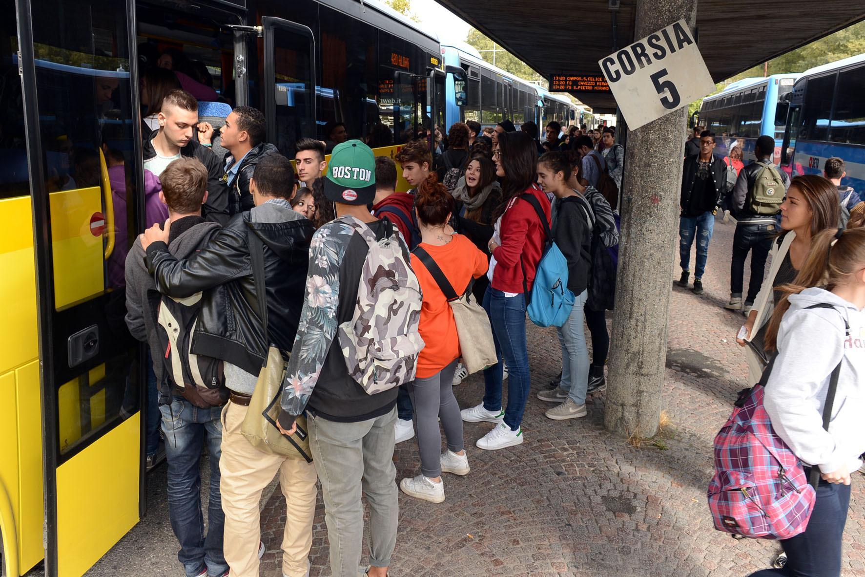 A Modena sospese le multe per chi non convalida l'abbonamento sui bus