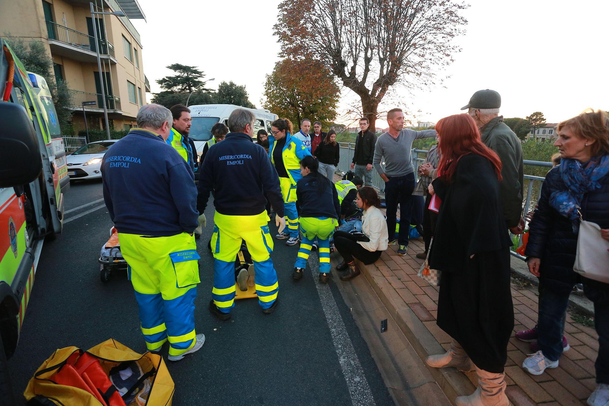 I soccorsi sul luogo dell'incidente (Foto Agenzia Carlo Sestini)