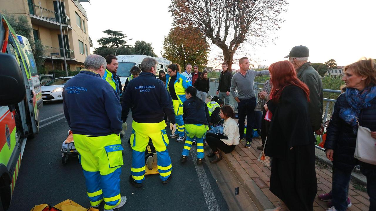 I soccorsi sul luogo dell'incidente (Foto Agenzia Carlo Sestini)