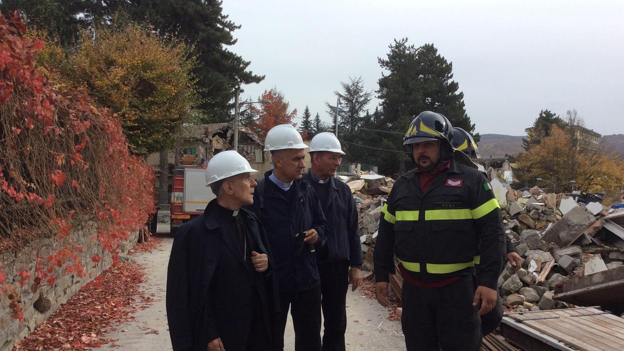 L'arcivescovo Ignazio Sanna a Amatrice