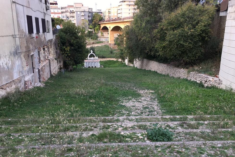 Sassari, la fontana di Rosello è ostaggio di ratti, zanzare ed erbacce 