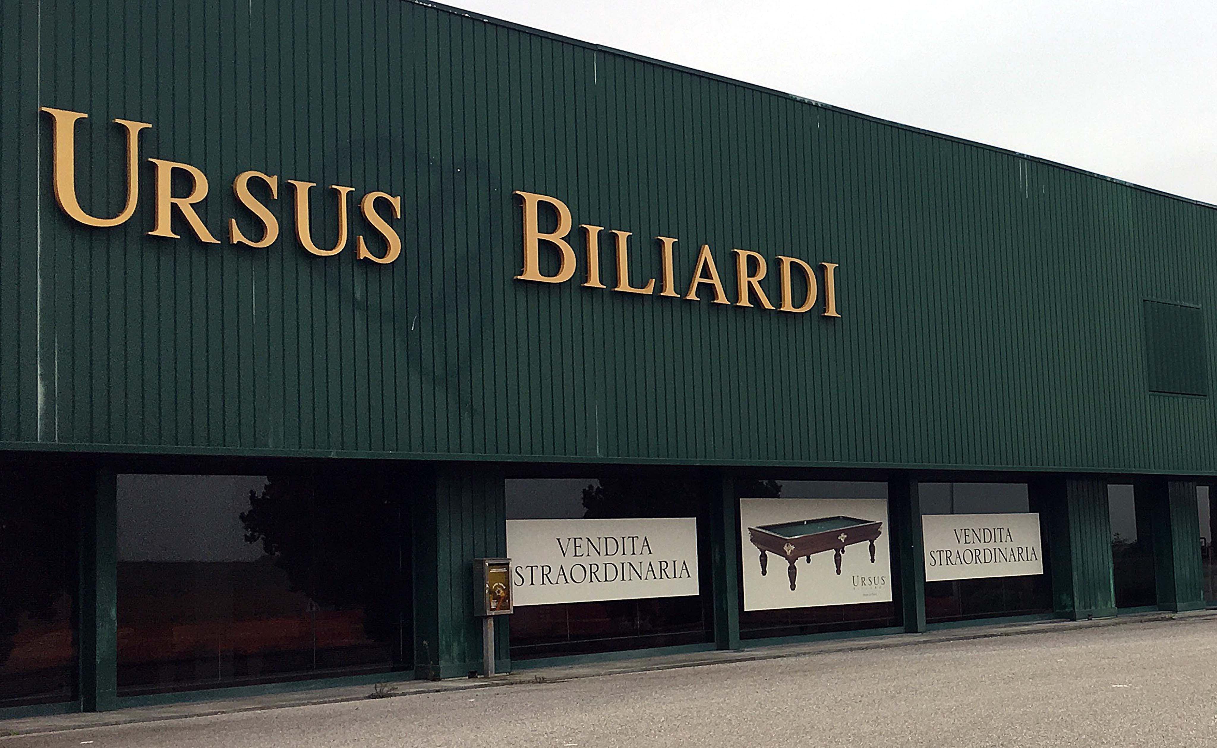 La ditta Ursus biliardi con i cartelli della vendita straordinaria in vista della chiusura (Foto Franco Silvi)