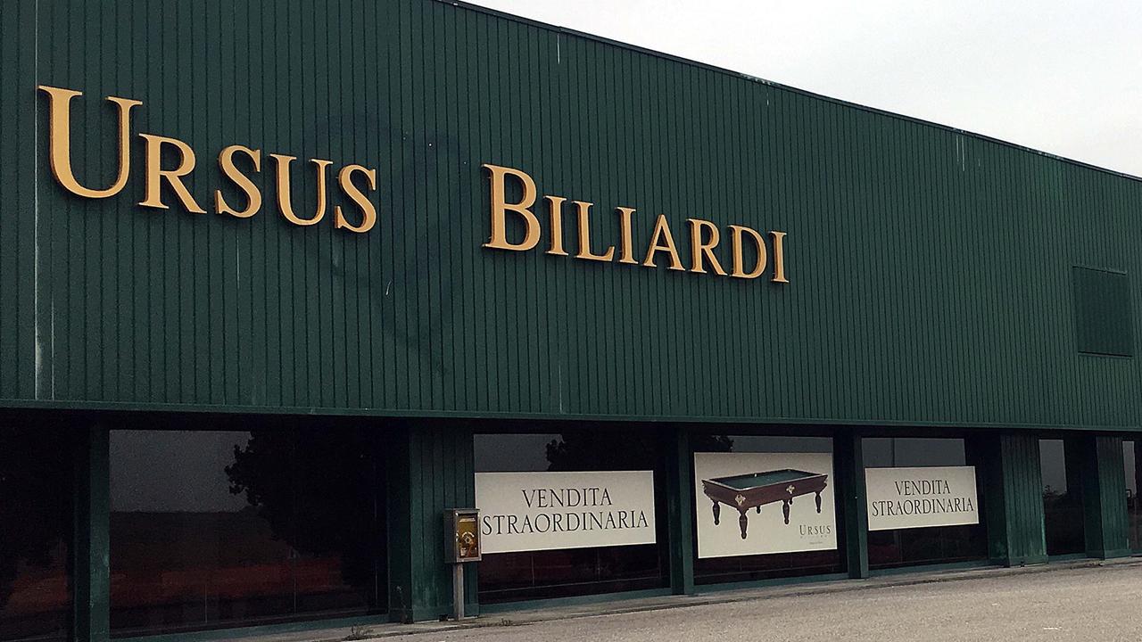 La ditta Ursus biliardi con i cartelli della vendita straordinaria in vista della chiusura (Foto Franco Silvi)
