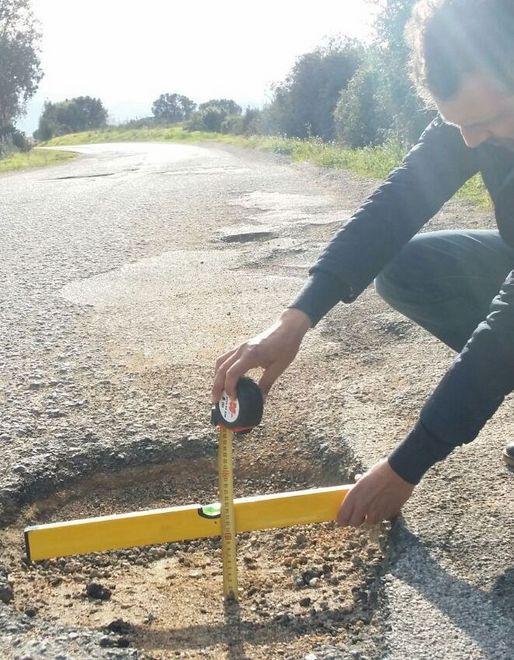 La buca di via Mincio che è all'origine dell'incidente