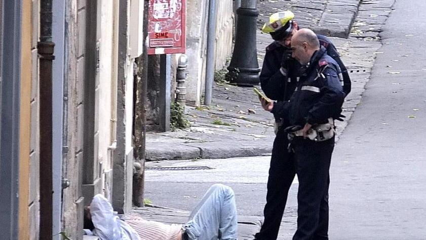 Paura per un malore in strada