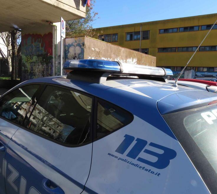 La mamma dorme, bimba sola all’uscita di scuola 