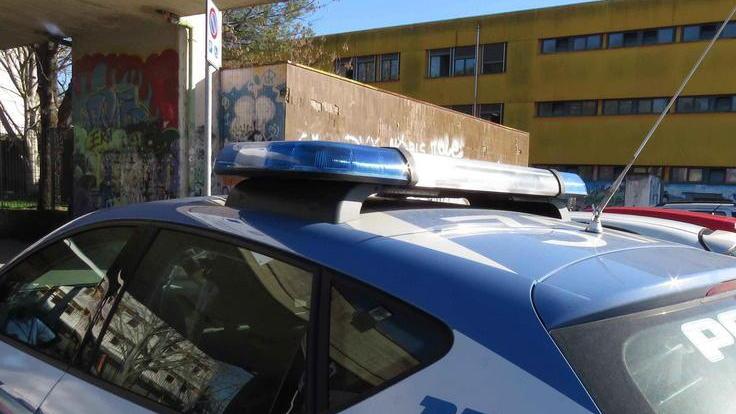 La mamma dorme, bimba sola all’uscita di scuola