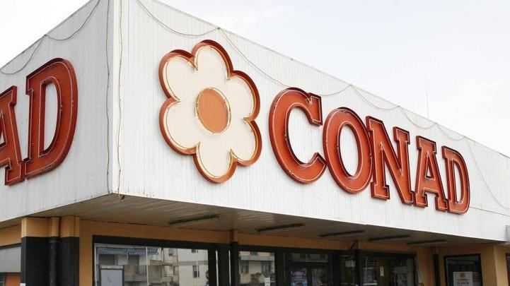 La direttrice del supermarket insegue e fa arrestare un ladro di alcol e profumi