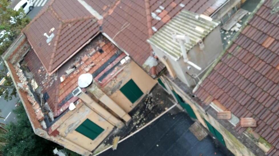 Il vecchio albergo “Piave” cade giù pezzo dopo pezzo