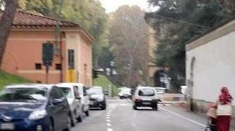 Le regole ignorate Auto contromano in via dei Bacchettoni