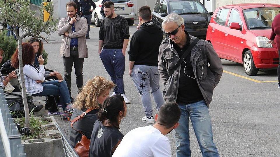 Sit-in continuo alla casa dell’aguzzino